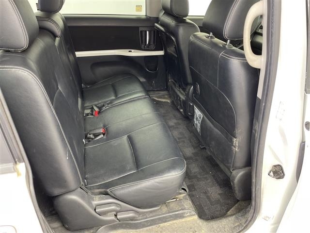 Toyota ISIS 2012 8339413-13