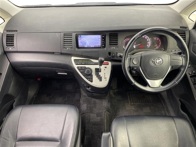 Toyota ISIS 2012 8339413-15