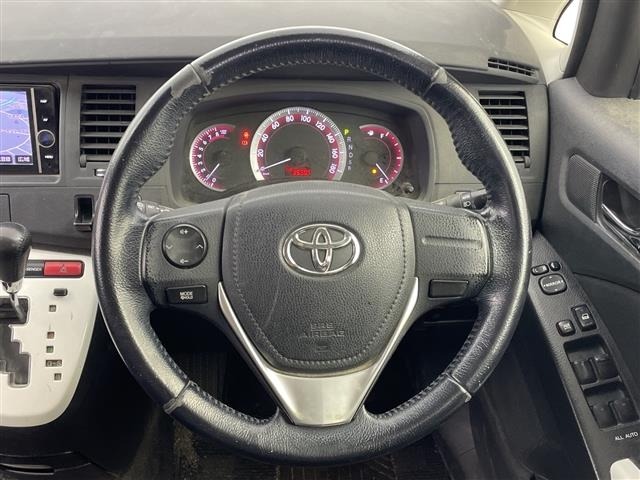 Toyota ISIS 2012 8339413-20