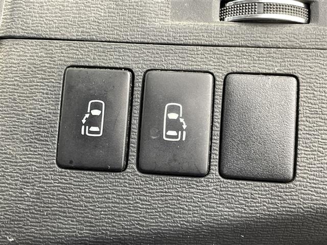 Toyota ISIS 2012 8339413-3