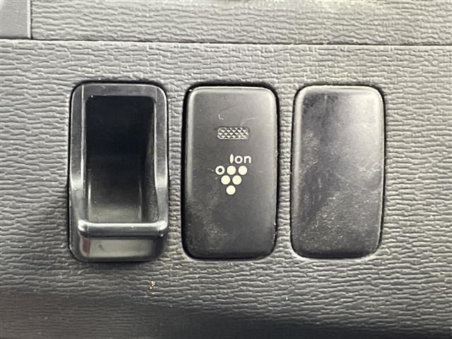 Toyota ISIS 2012 8339413-7