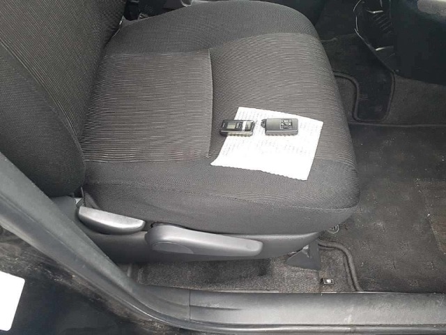 Toyota ISIS 2013 8339414-10