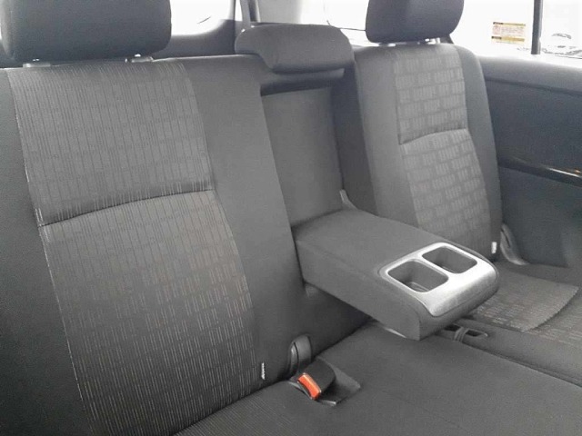 Toyota ISIS 2013 8339414-11