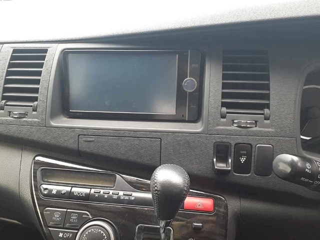 Toyota ISIS 2013 8339414-12