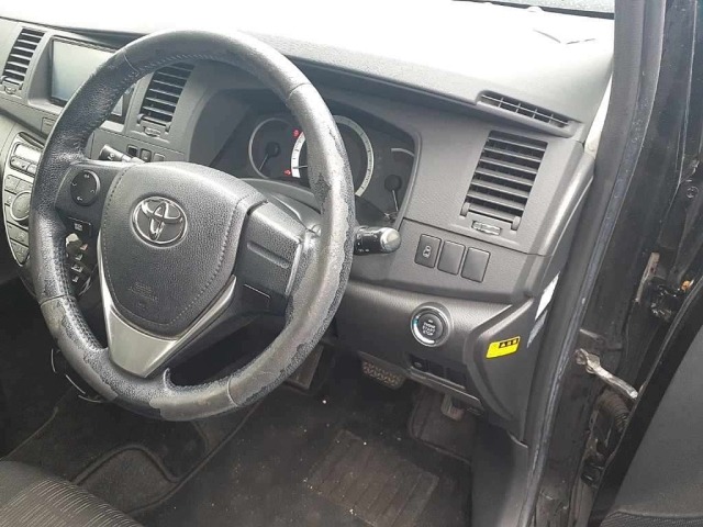 Toyota ISIS 2013 8339414-9