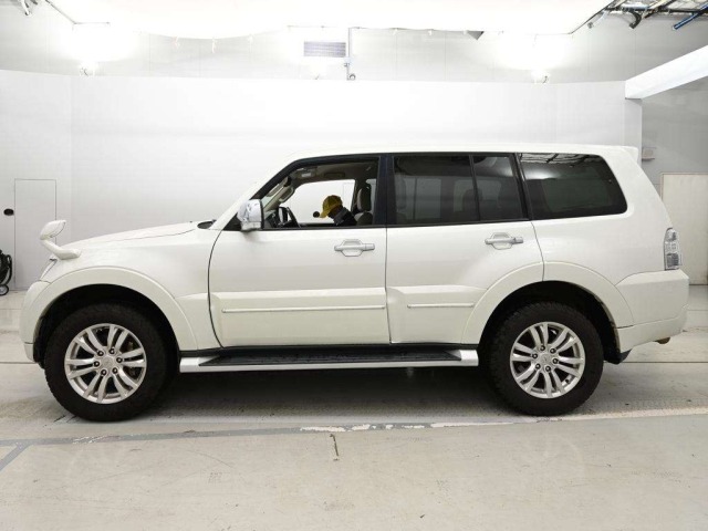 Mitsubishi PAJERO 2018 8324693-4