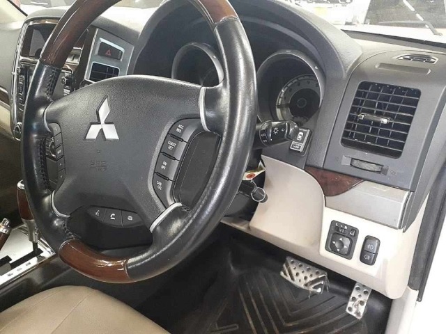 Mitsubishi PAJERO 2018 8324693-9