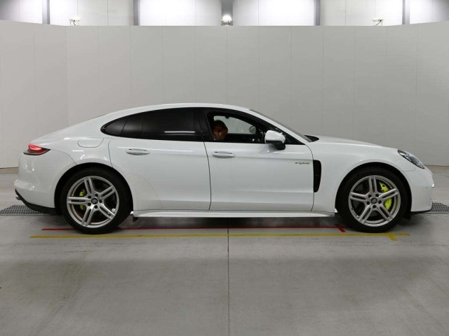Porsche PANAMERA 2022 8333830-3