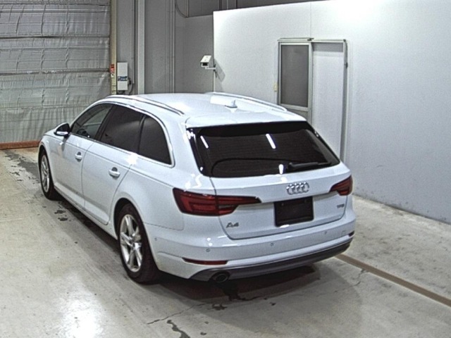 Audi A4 2018 8352801-1