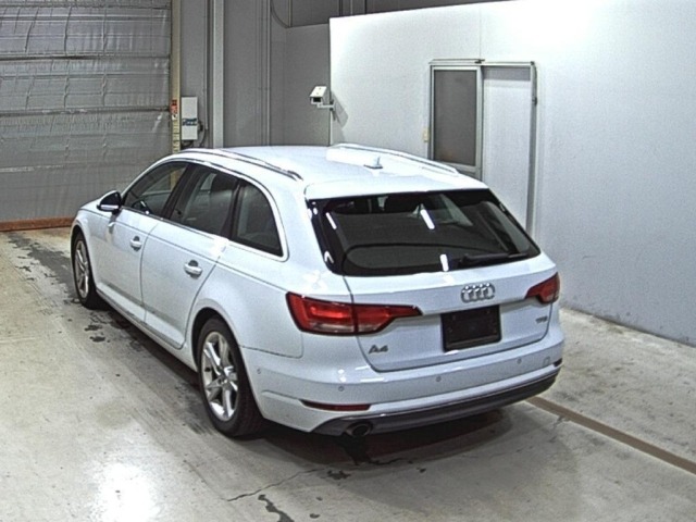 Audi A4 2016 8352837-1