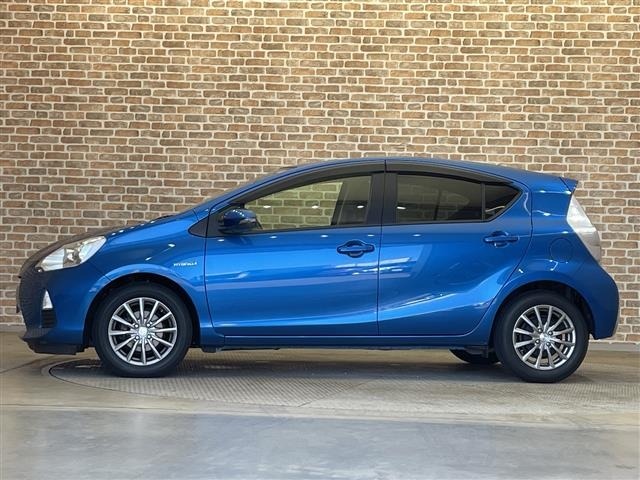 Toyota AQUA 2013 8357903-6