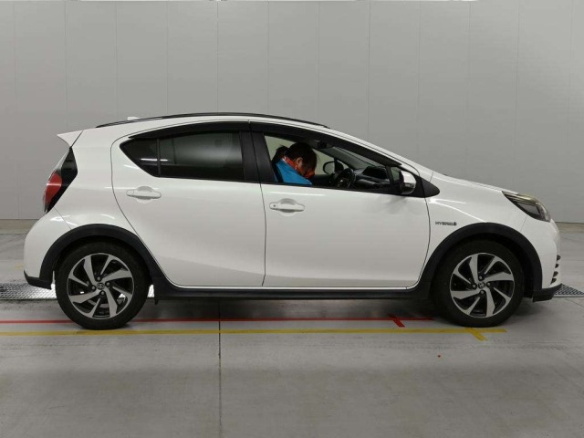 Toyota AQUA 2018 8357960-3