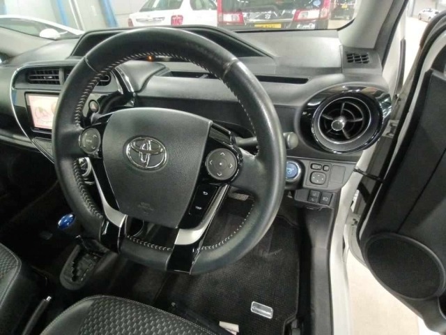 Toyota AQUA 2018 8357960-9
