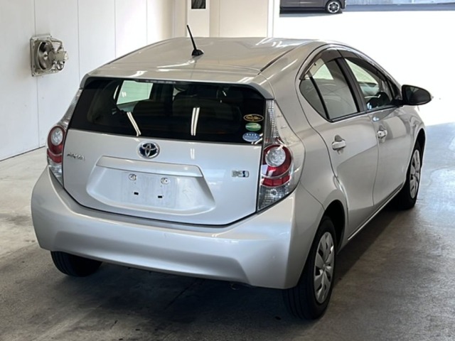 Toyota AQUA 2013 8357962-1