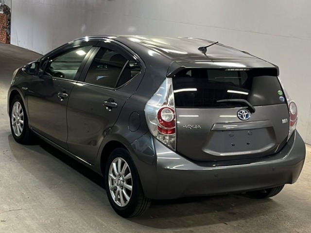 Toyota AQUA 2013 8357982-1