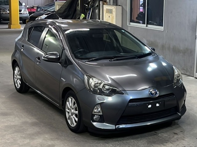 Toyota AQUA 2013 8357982-4
