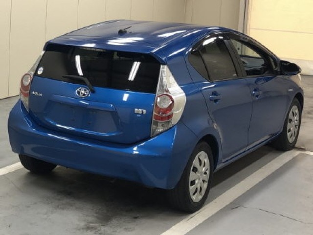 Toyota AQUA 2013 8357992-3