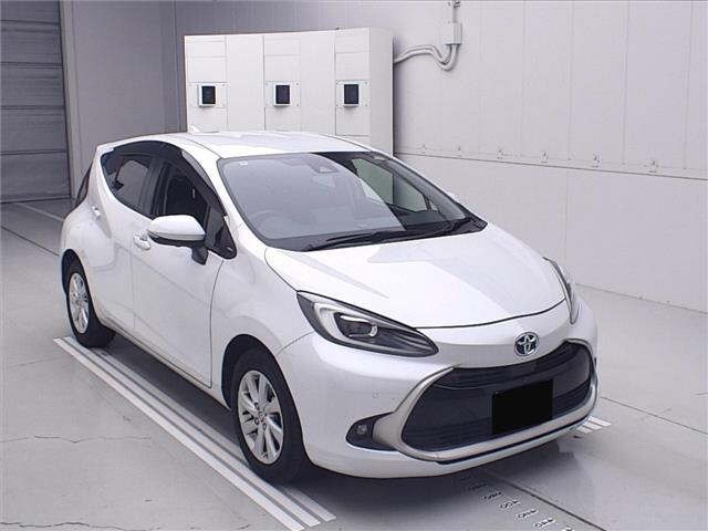 Toyota AQUA 2022 8358018-0
