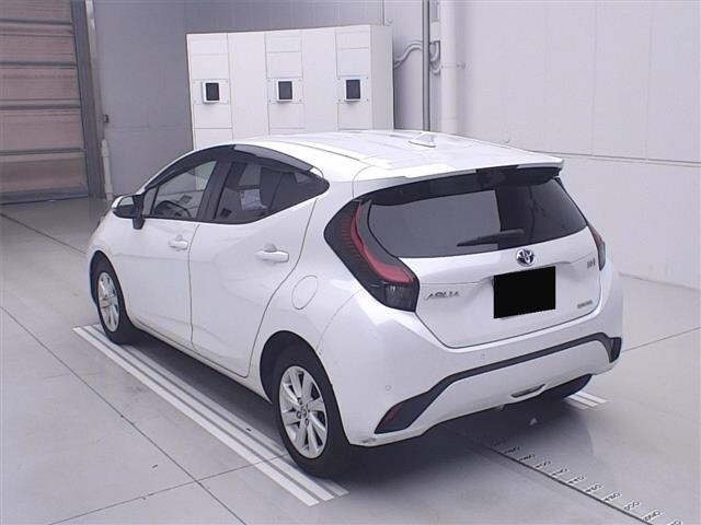Toyota AQUA 2022 8358018-1
