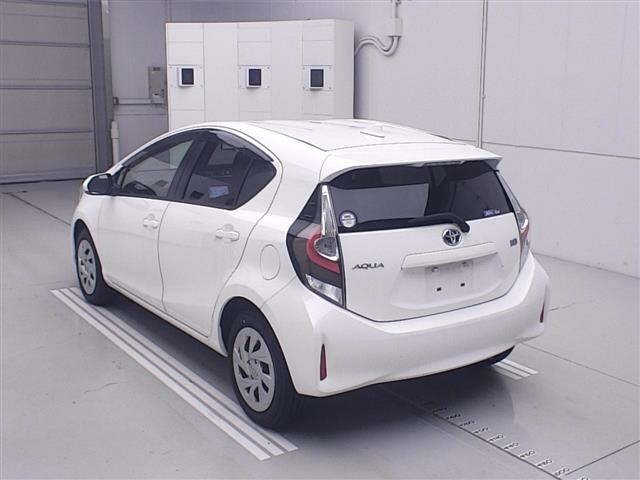 Toyota AQUA 2021 8358020-1