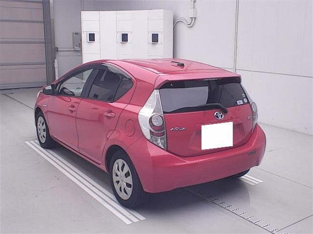 Toyota AQUA 2013 8358028-1