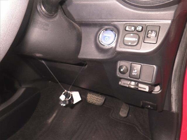 Toyota AQUA 2013 8358028-8