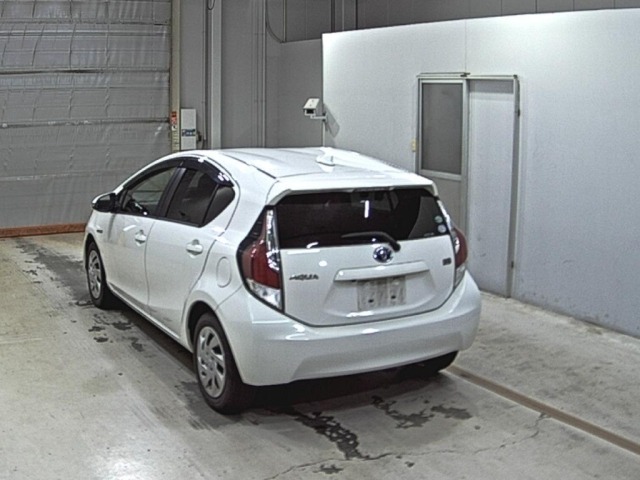 Toyota AQUA 2015 8358030-1