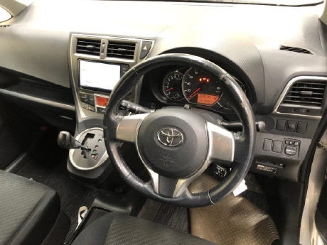 Toyota RACTIS 2011 8349102-5