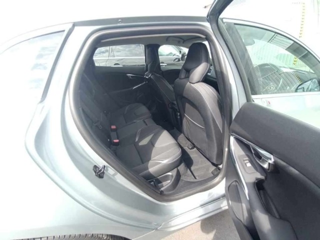 Volvo V40 2013 8357806-12