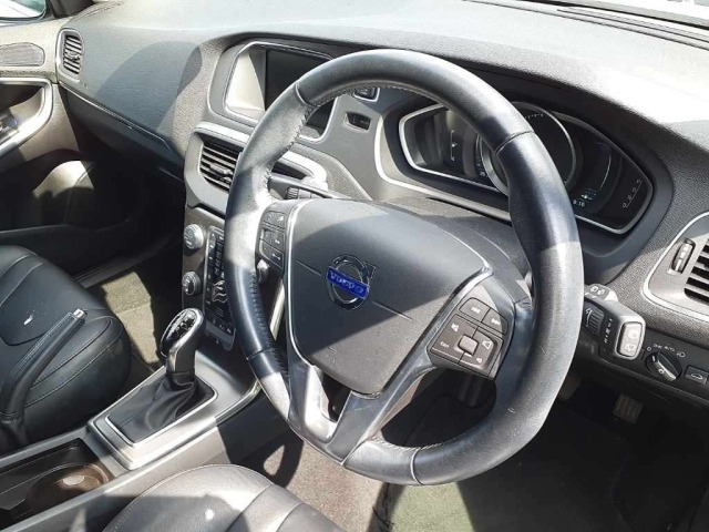Volvo V40 2014 8357807-7