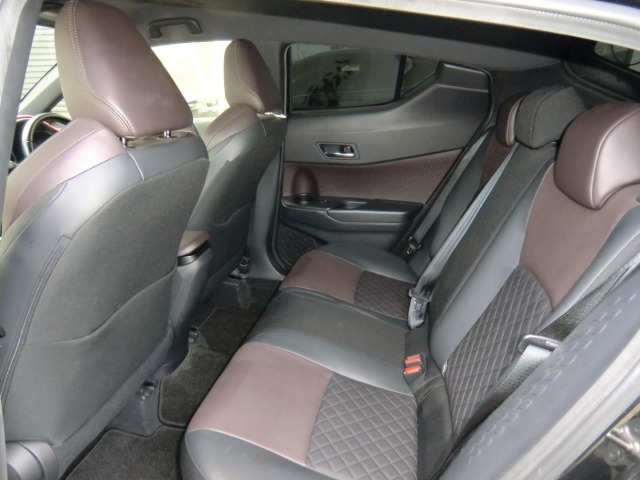 Toyota C-HR 2017 8358384-16