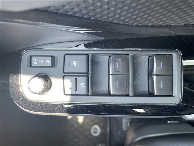 Toyota C-HR 2022 8358387-11