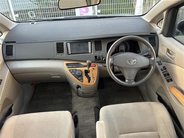 Toyota ISIS 2007 8358713-14