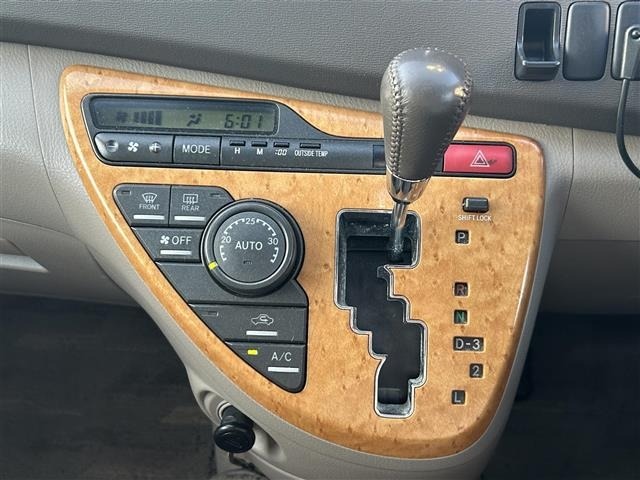Toyota ISIS 2007 8358713-4