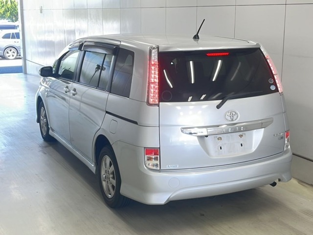 Toyota ISIS 2012 8358714-1