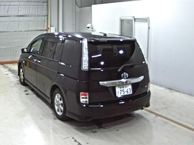 Toyota ISIS 2012 8358723-1