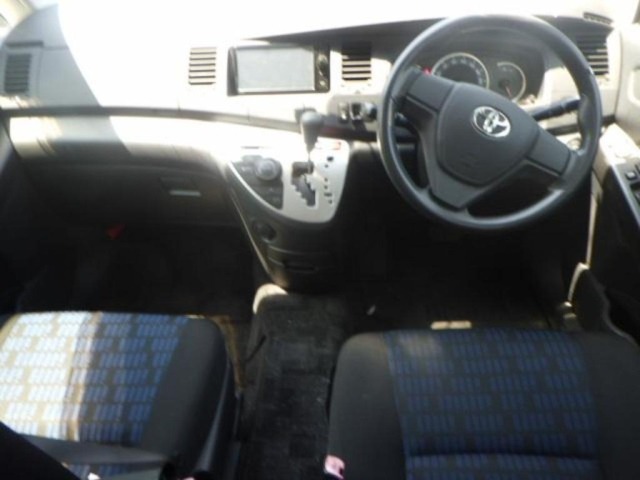 Toyota ISIS 2014 8358724-3