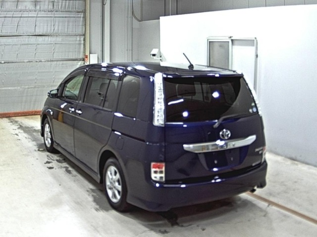 Toyota ISIS 2015 8358725-1