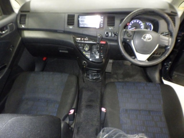 Toyota ISIS 2015 8358725-3