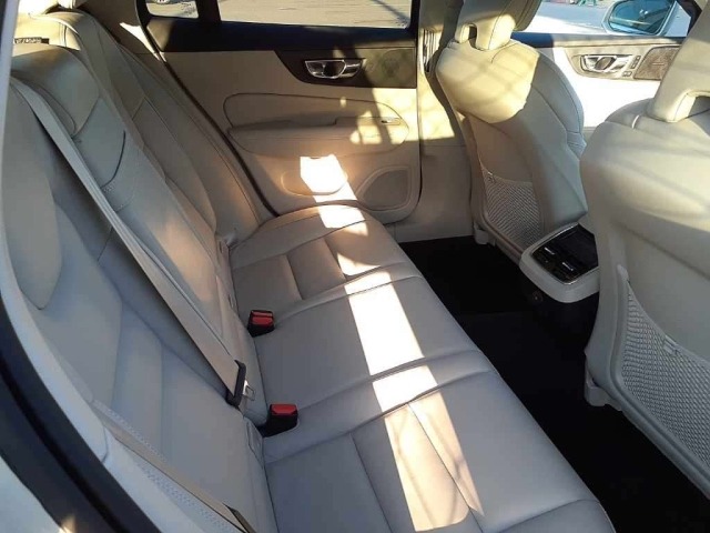 Volvo V60 2021 8359008-10