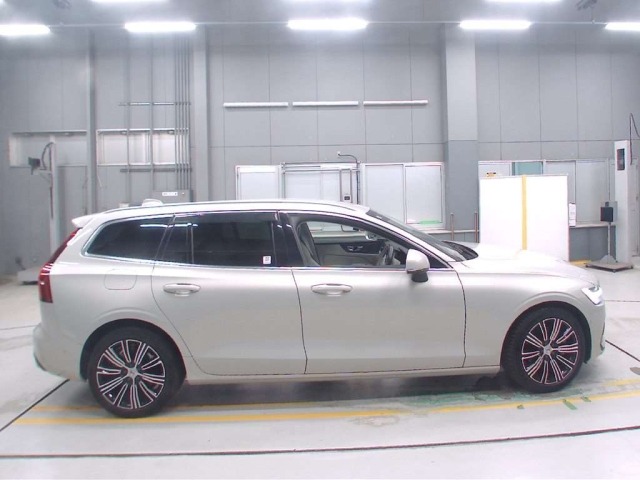 Volvo V60 2021 8359008-3
