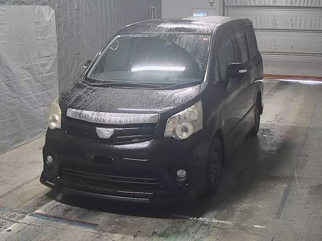 Toyota NOAH 2012 8421201-0