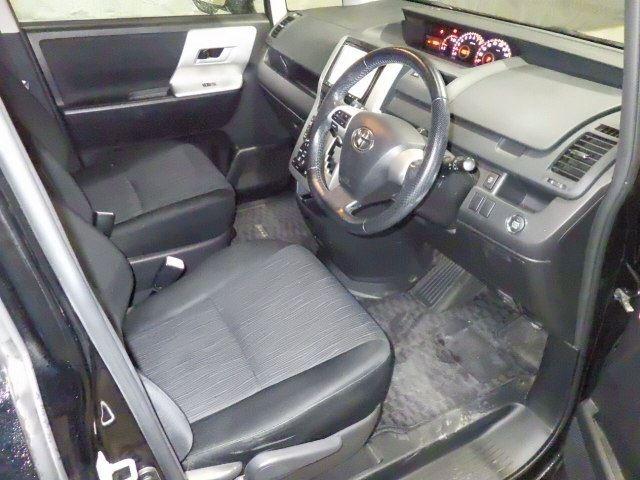 Toyota NOAH 2012 8421201-3