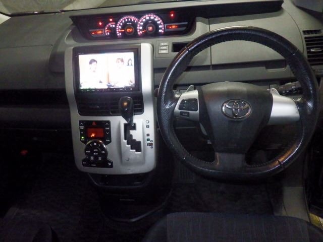 Toyota NOAH 2012 8421201-4