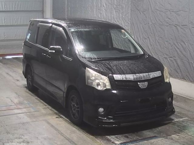 Toyota NOAH 2012 8421201-7