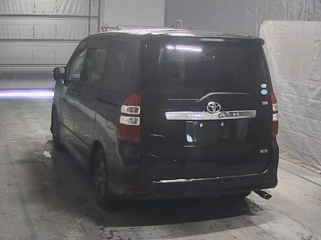 Toyota NOAH 2012 8421201-8