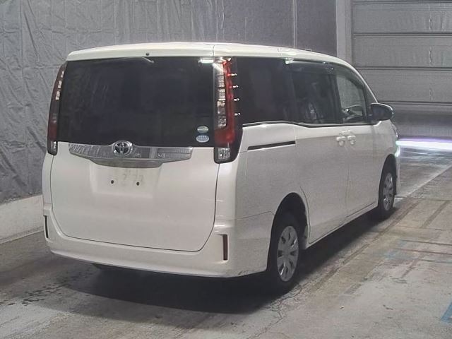 Toyota NOAH 2016 8421202-1