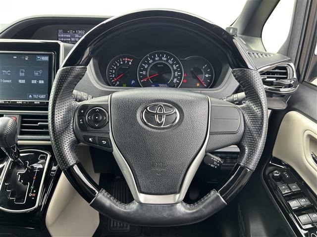 Toyota NOAH 2018 8421369-1