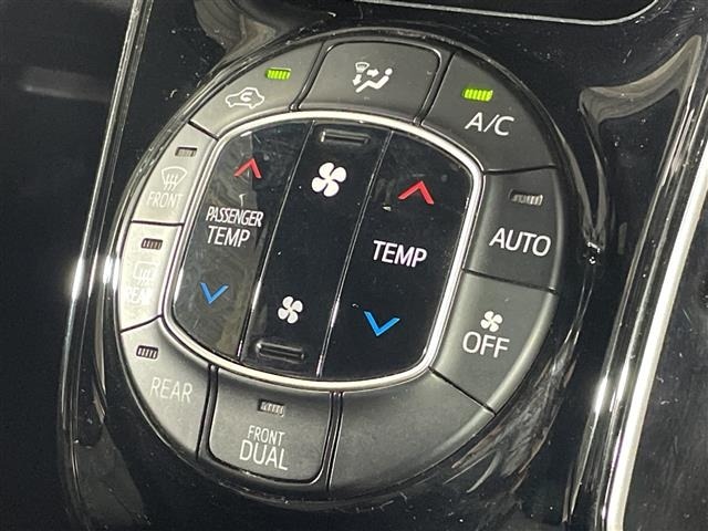 Toyota NOAH 2017 8421385-1