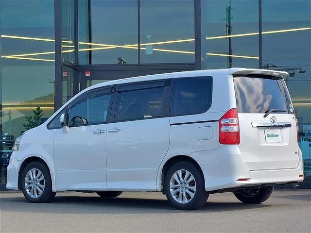 Toyota NOAH 2011 8421428-27